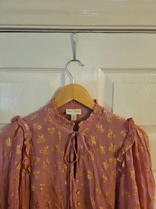 Love & Roses Pink Gold Star Metallic Blouse Ruffle Tie Neck Size 8 - Image 3