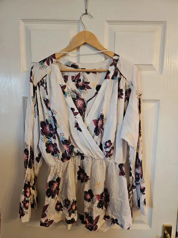 Free People Cream Floral Wrap Peplum Blouse Top Size S 100% Viscose - Image 2