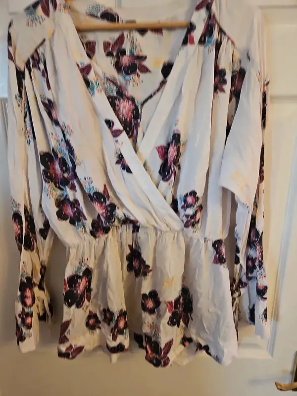 Free People Cream Floral Wrap Peplum Blouse Top Size S 100% Viscose - Image 4